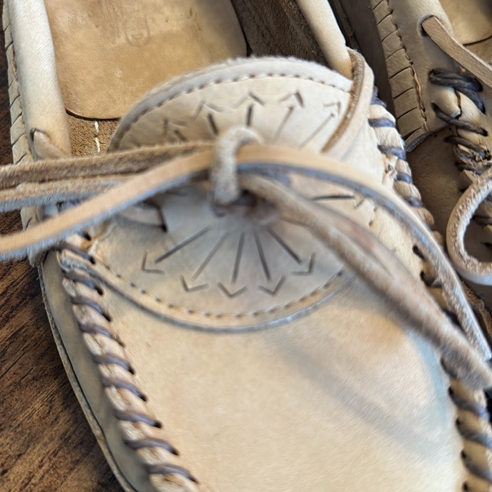 Eastland Light Tan Leather Moccasin Loafers with Bow - Picture 3 of 9